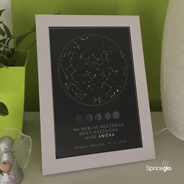 Svítící hvězdná mapa životního okamžiku na nočním stolku (A4) - animace Svítící hvězdná mapa životního okamžiku na nočním stolku (A4) - animace