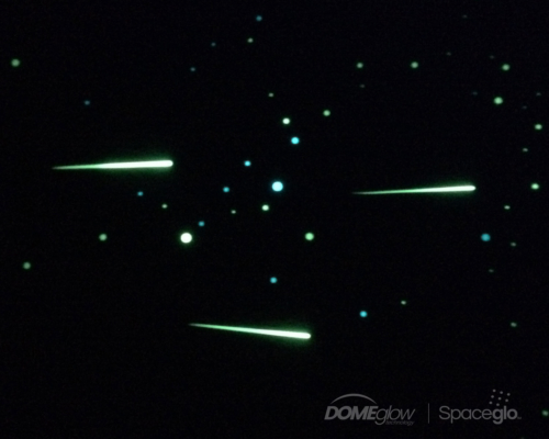 3 meteory jasně svítící v absolutní tmě na stropě dětského pokoje