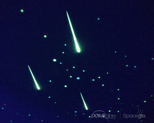 3 extra jasné meteory/bolidy nalepené na stropě mezi hvězdičkami Spaceglo