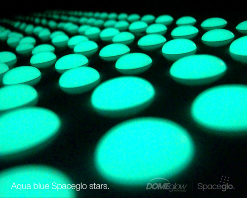 Detail polosférických ručně vyrobených hvězdiček na strop v modré AquaBlue barvě