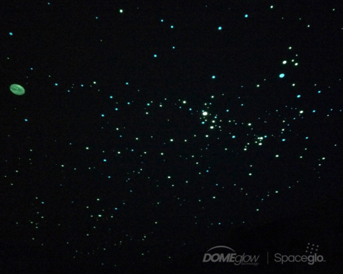 Strop s hvězdičkami Spaceglo v absolutní tmě