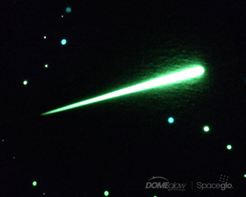 Detail jasného meteoru na stropě - je součástí všech kitů hvězdného nebe Spaceglo