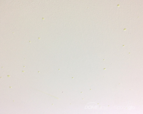Hvězdičky na bílém stropě ve dne