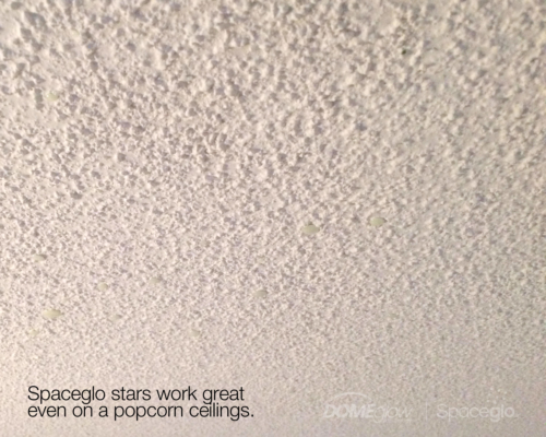 Spaceglo hvězdičky skvěle drží i na velmi hrubých stropech - popkornový strop