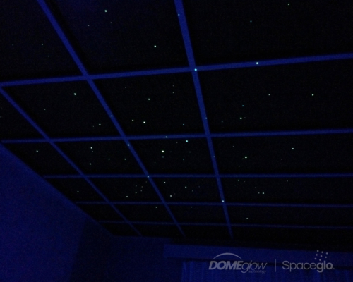 Ručně vyráběné hvězdičky na tmavém kazetovém stropě